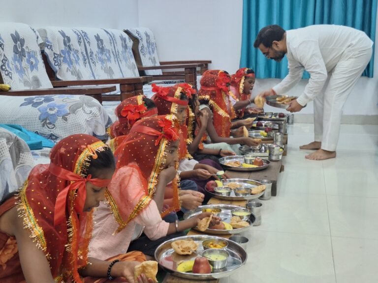 डोंगरगढ़- विष्णु लोधी ने नवरात्रि पर अपने निवास में नव कन्या पूजन एवं कन्या भोज का किया आयोजन