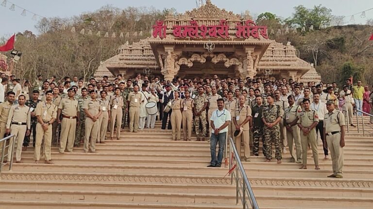 Dongargarh: माँ की कृपा से नवरात्रि की चुनौतीपूर्ण ड्यूटी बखूबी निभाने के बाद, पुलिस टीम ने भक्ति भाव से मंदिर में आरती-अर्चना की….