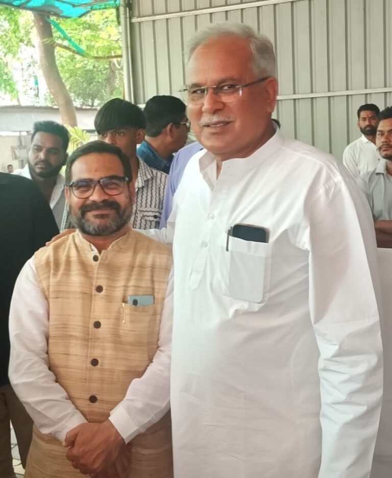 डोंगरगढ़-जिला कांग्रेस कमेटी राजनंदगांव (ग्रामीण) के सचिव विष्णु लोधी की पूर्व मुख्यमंत्री भूपेश बघेल से की सौजन्य भेंट