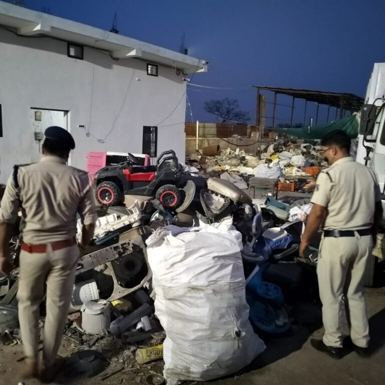 कबाड़ी दुकानों पर आकस्मिक चेकिंग