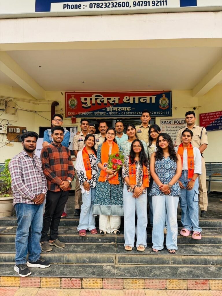 Dongargarh: अखिल भारतीय विद्यार्थी परिषद (अभाविप) ने “एक राखी कर्तव्य के नाम” कार्यक्रम के ज़रिए पुलिसकर्मियों को सम्मानित किया।